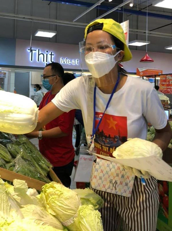 Ngôi sao nào họp online cũng mặc đồ lộng lẫy hhen niê bình dân khác biệt - 21