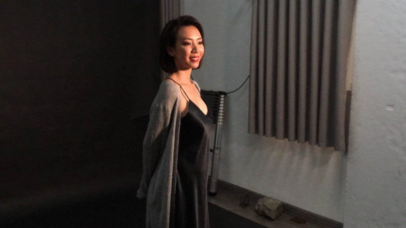 Thu trang đăng hình khoe thềm ngực lụa là cđm réo gọi anh luật chịu sao nổi - 4