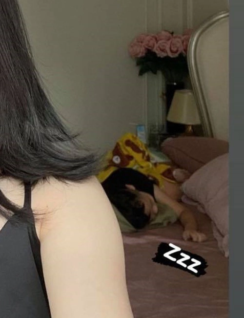 5 năm làm mẹ đơn thân ly kute khoe ảnh phòng ngủđể thấy một chàng trai nằm trên giường - 2
