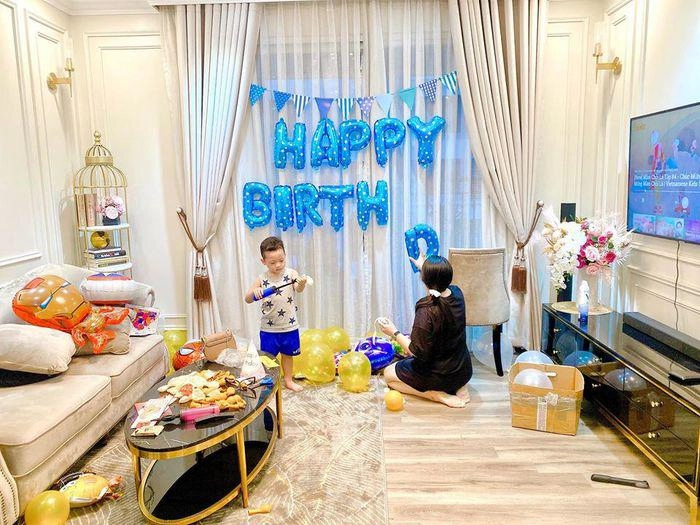 5 năm làm mẹ đơn thân ly kute khoe ảnh phòng ngủđể thấy một chàng trai nằm trên giường - 3