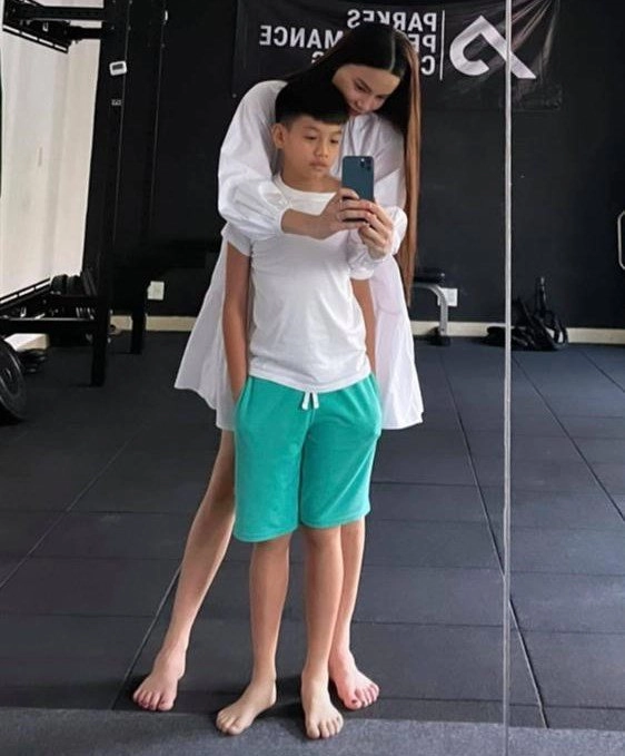 Ảnh cường đôla dắt tay subeo hồi còn bên hồ ngọc hà khoảnh khắc giống với con gái hiện tại - 5