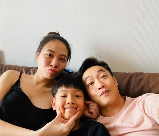 Ảnh cường đôla dắt tay subeo hồi còn bên hồ ngọc hà khoảnh khắc giống với con gái hiện tại - 8