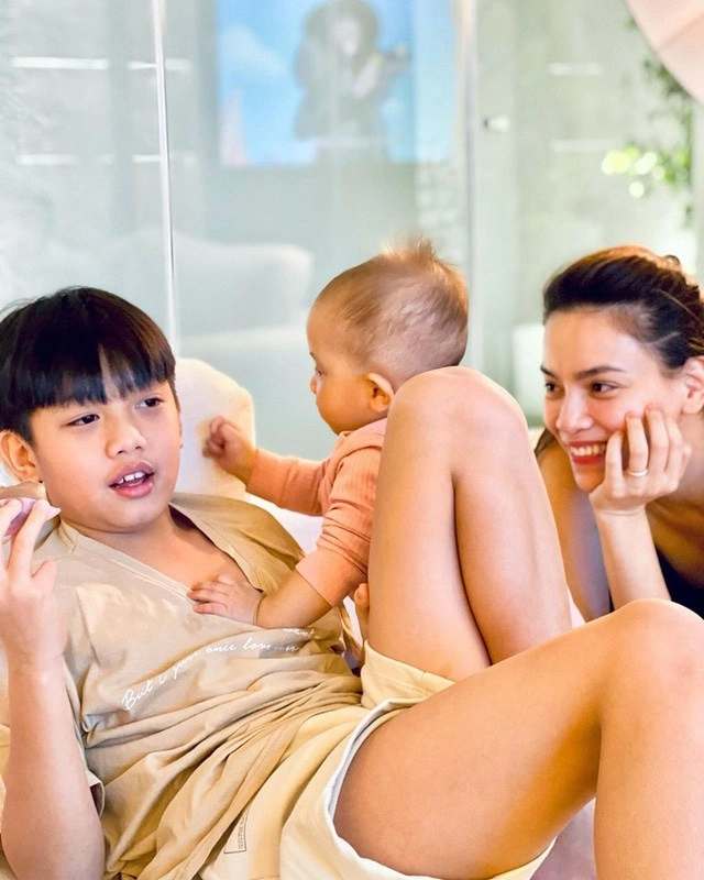 Ảnh cường đôla dắt tay subeo hồi còn bên hồ ngọc hà khoảnh khắc giống với con gái hiện tại - 11