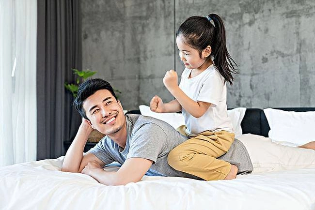 Bố cởi trần mặc quần đùi con gái vô tư ôm hôn thể hiện tình cảm mẹ nóng mặt - 3