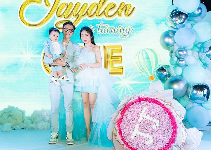 Bố mẹ là rich-kid cháu ngoại minh nhựa tròn 1 tuổi cũng đập hộp toàn áo quần đắt đỏ - 2
