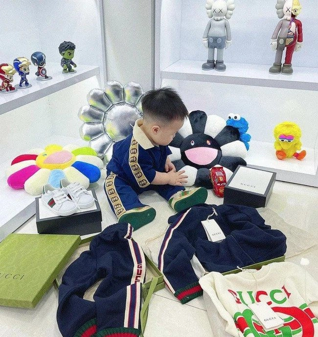Bố mẹ là rich-kid cháu ngoại minh nhựa tròn 1 tuổi cũng đập hộp toàn áo quần đắt đỏ - 3