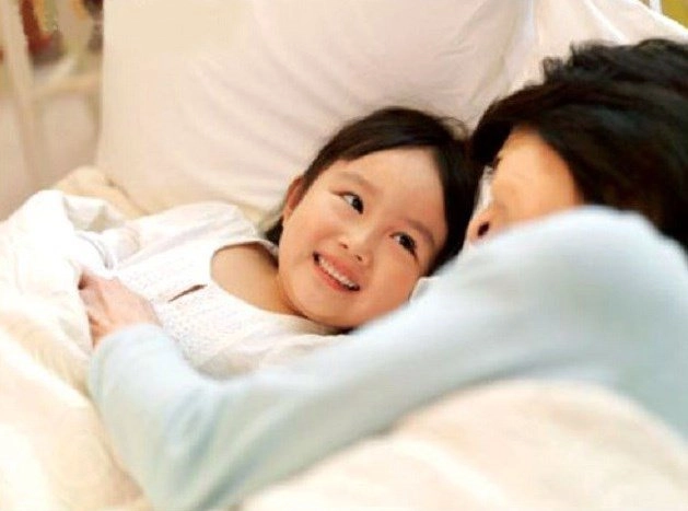 Con 4 tuổi đêm tỉnh giấc hỏi sao bố nằm trên người mẹ cách mẹ đáp mới hay - 1