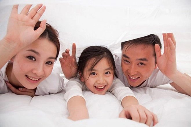 Con 4 tuổi đêm tỉnh giấc hỏi sao bố nằm trên người mẹ cách mẹ đáp mới hay - 2