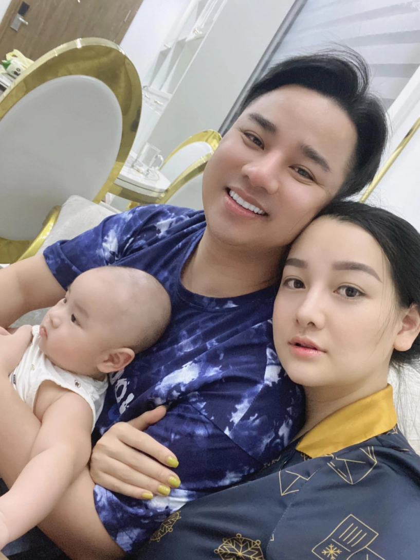 Con gái đàm vĩnh hưng đẻ xong tối mặt chăm con lo việc nhà khổ nhưng không dám kêu - 5