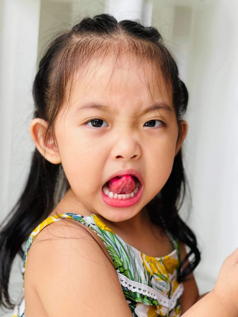 Con gái khánh thi phan hiển càng lớn càng xinh giống bố như đúc nhưng đôi mắt đẹp của mẹ - 21
