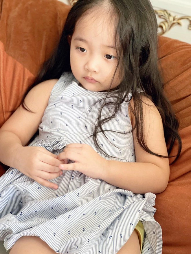 Con gái khánh thi phan hiển càng lớn càng xinh giống bố như đúc nhưng đôi mắt đẹp của mẹ - 22