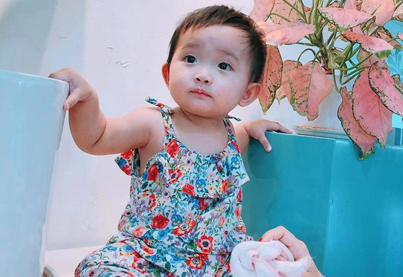 Con gái khánh thi phan hiển càng lớn càng xinh giống bố như đúc nhưng đôi mắt đẹp của mẹ - 23