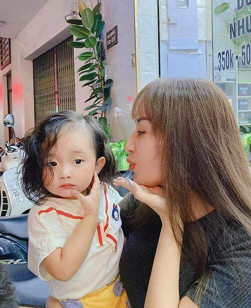 Con gái khánh thi xinh đẹp kiêu sa chụp ảnh với mẹ nhưng không cười đúng kiểu mợ chảnh - 5