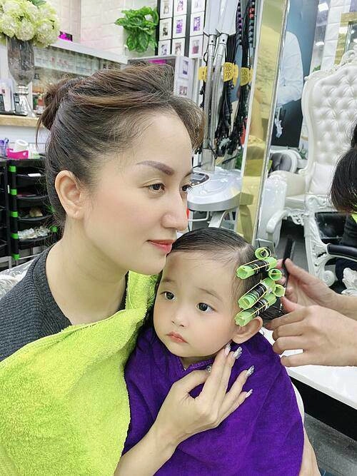 Con gái khánh thi xinh đẹp kiêu sa chụp ảnh với mẹ nhưng không cười đúng kiểu mợ chảnh - 6