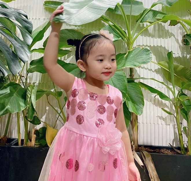 Con gái khánh thi xinh đẹp kiêu sa chụp ảnh với mẹ nhưng không cười đúng kiểu mợ chảnh - 7