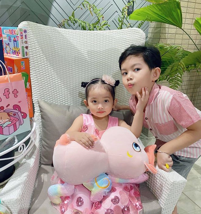 Con gái khánh thi xinh đẹp kiêu sa chụp ảnh với mẹ nhưng không cười đúng kiểu mợ chảnh - 9