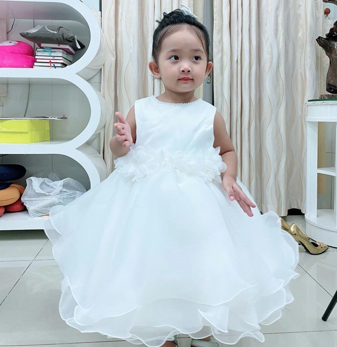 Con gái khánh thi xinh đẹp kiêu sa chụp ảnh với mẹ nhưng không cười đúng kiểu mợ chảnh - 12