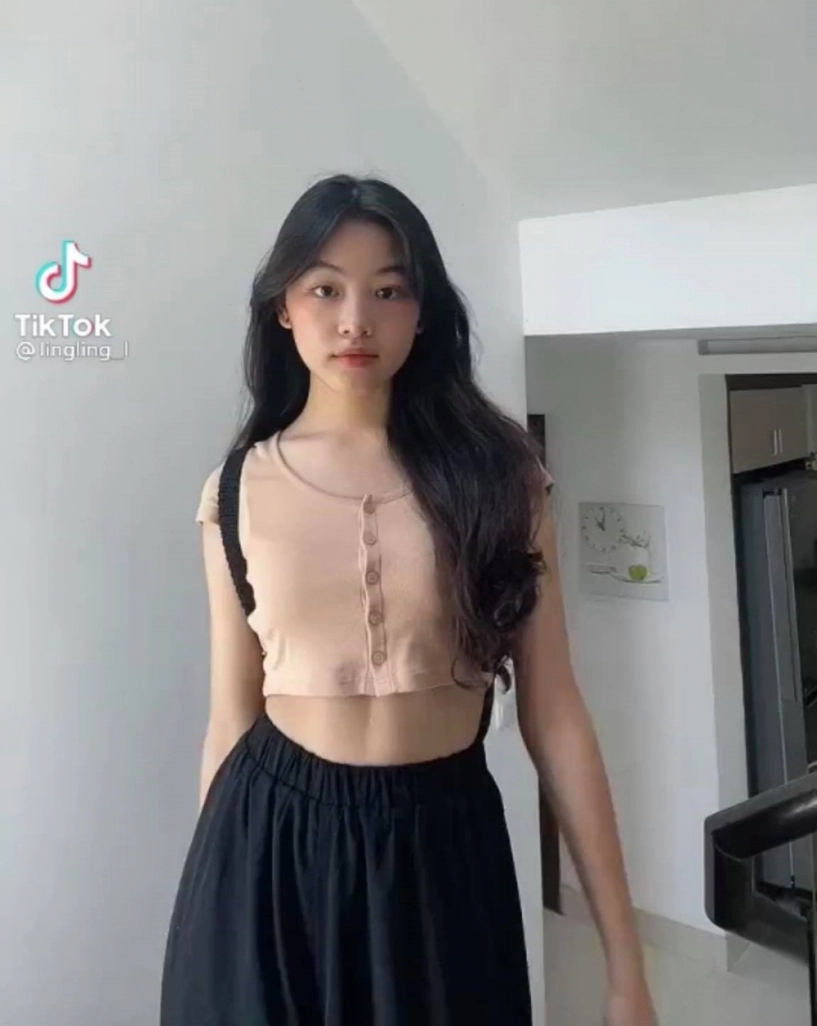 Con gái quyền linh diện croptop nhảy tiktok khoe cơ bụng săn chắc - 1