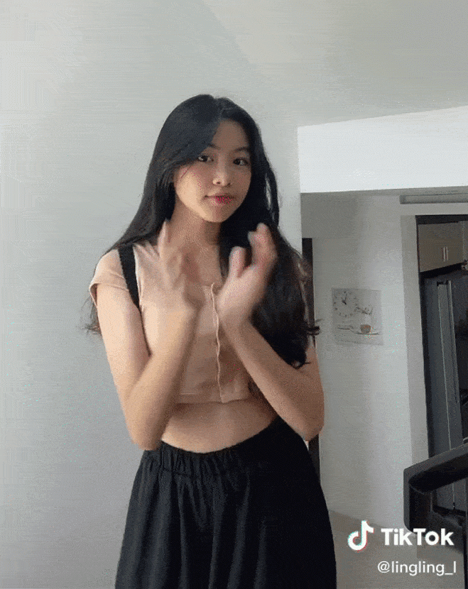 Con gái quyền linh diện croptop nhảy tiktok khoe cơ bụng săn chắc - 4