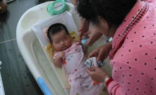 Con tắm xong cả người đỏ rực như tôm luộc mẹ bàng hoàng khi bác sĩ chỉ ra sai lầm - 1