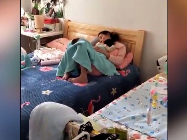 Đi làm về anh chồng bật khóc khi nhìn thấy tình cảnh của vợ và con trong phòng ngủ - 1