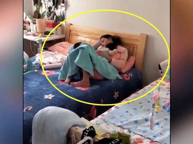 Đi làm về anh chồng bật khóc khi nhìn thấy tình cảnh của vợ và con trong phòng ngủ - 2