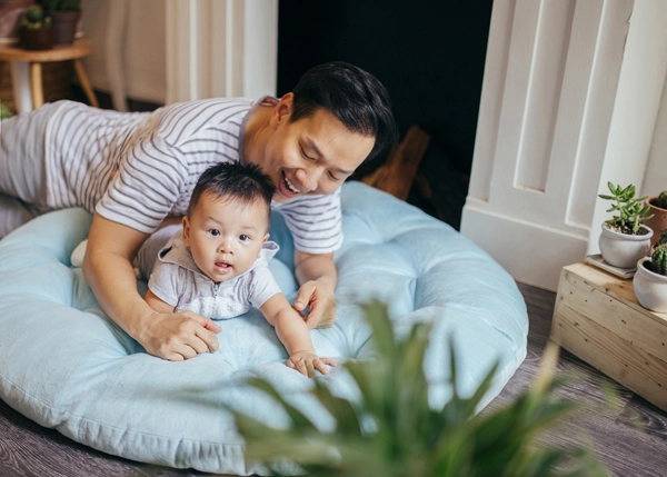 Đi làm về anh chồng bật khóc khi nhìn thấy tình cảnh của vợ và con trong phòng ngủ - 4