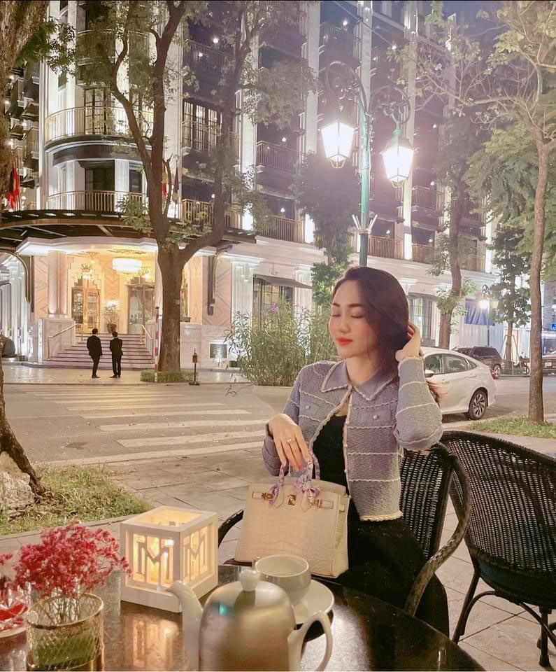 Hàng hiệu đầy nhà á hậu bị ghét nhất vbiz vô tư để túi tiền tỷ ở vỉa hè - 1