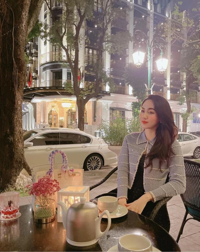 Hàng hiệu đầy nhà á hậu bị ghét nhất vbiz vô tư để túi tiền tỷ ở vỉa hè - 2