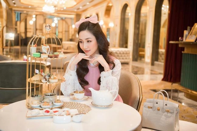 Hàng hiệu đầy nhà á hậu bị ghét nhất vbiz vô tư để túi tiền tỷ ở vỉa hè - 5