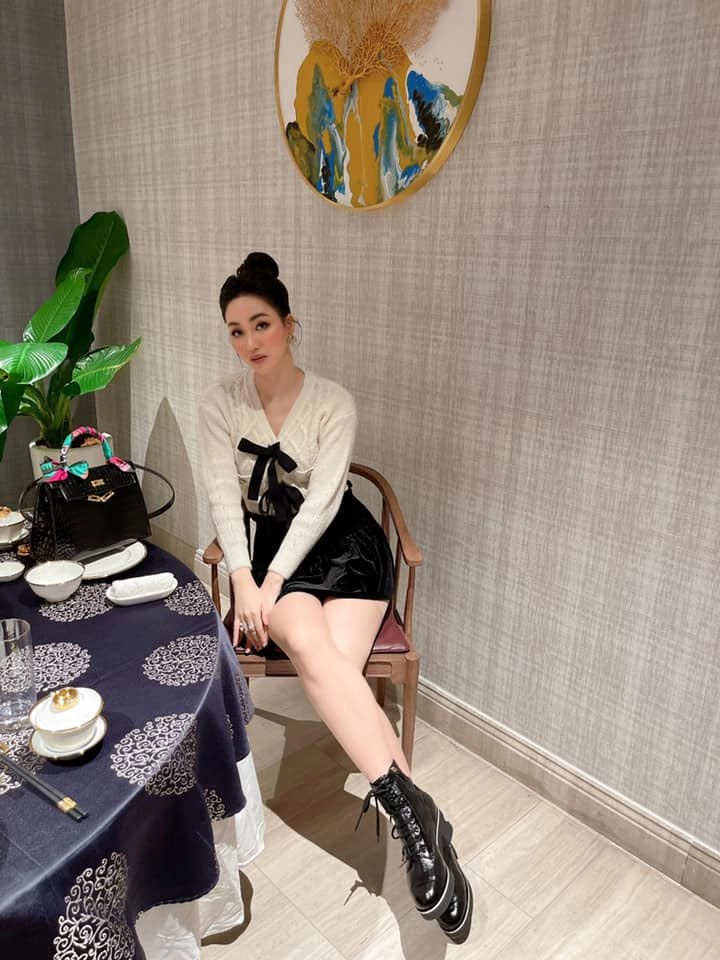 Hàng hiệu đầy nhà á hậu bị ghét nhất vbiz vô tư để túi tiền tỷ ở vỉa hè - 8
