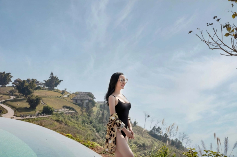 Hoa hậu giáng my diện bikini thả đường cong nuột nà tuổi 49 sưởi ấm trời đông 10 độ - 2