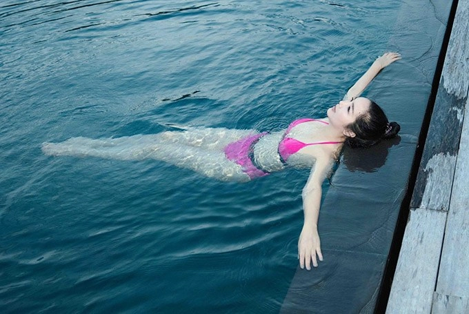 Hoa hậu giáng my diện bikini thả đường cong nuột nà tuổi 49 sưởi ấm trời đông 10 độ - 8