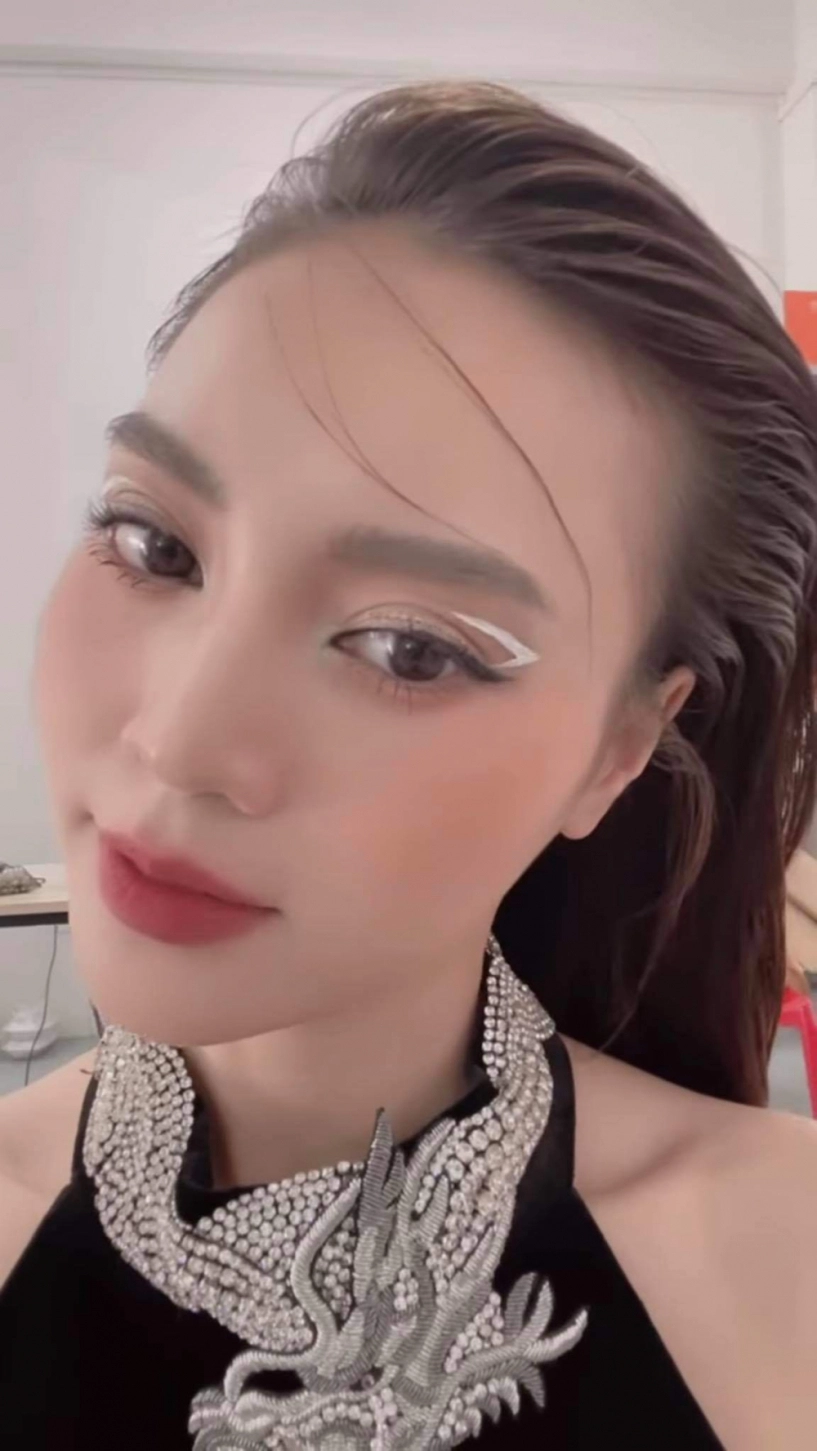 Hoi my nhan viet me man kieu ke eyeliner lo lung dự đoán là hot trend cho hè này - 4