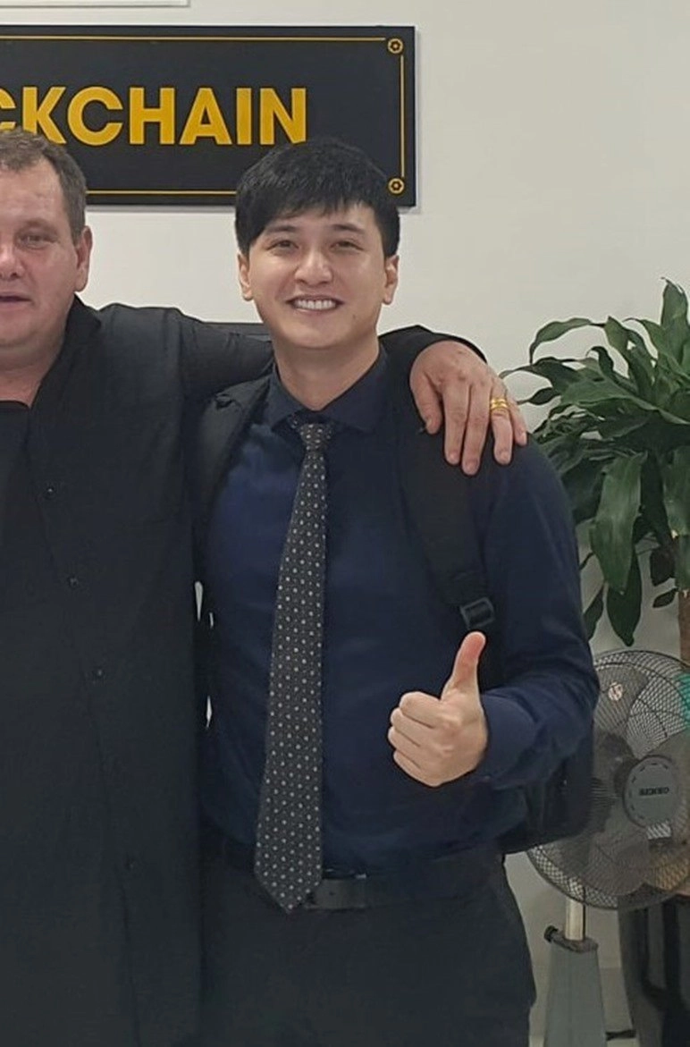 Huynh anh phát phì lên 80kg vỡ nét soái ca liên tục né tránh ống kính bạn gái - 2