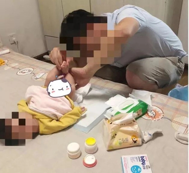 Khoe cảnh chồng khéo chăm con lên mạng mẹ trẻ vội xoá ngay vì lộ khoảnh khắc nhạy cảm - 1