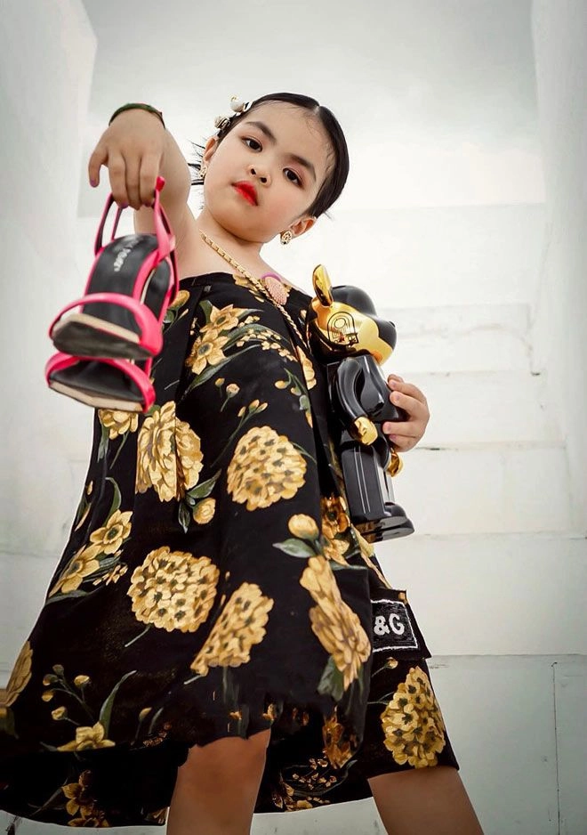 Không phải con gái cường đôla hay lisa nhà hà hồ bé gái này mới là tay chơi đồ hiệu - 4