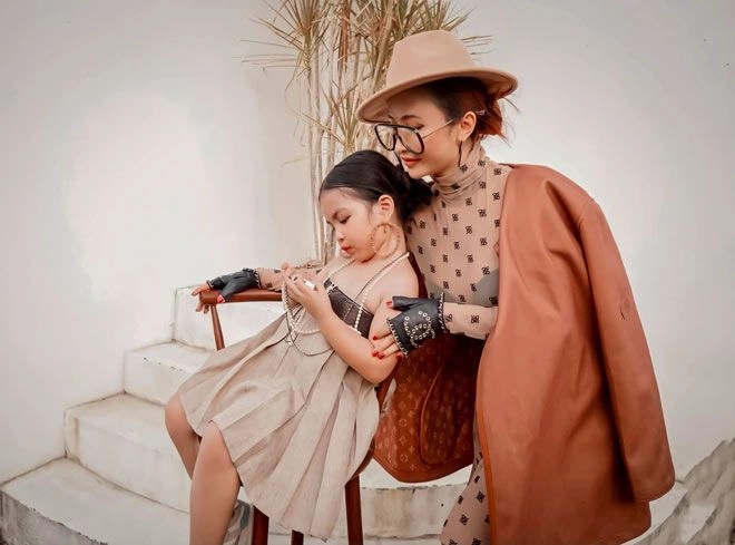 Không phải con gái cường đôla hay lisa nhà hà hồ bé gái này mới là tay chơi đồ hiệu - 15