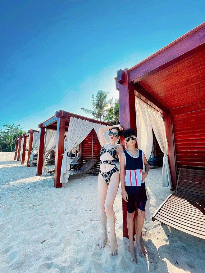Lệ quyên mặc bikini xẻ ngực đi bơi đêm cùng con trai u40 dáng nóng bỏng như gái 20 - 3