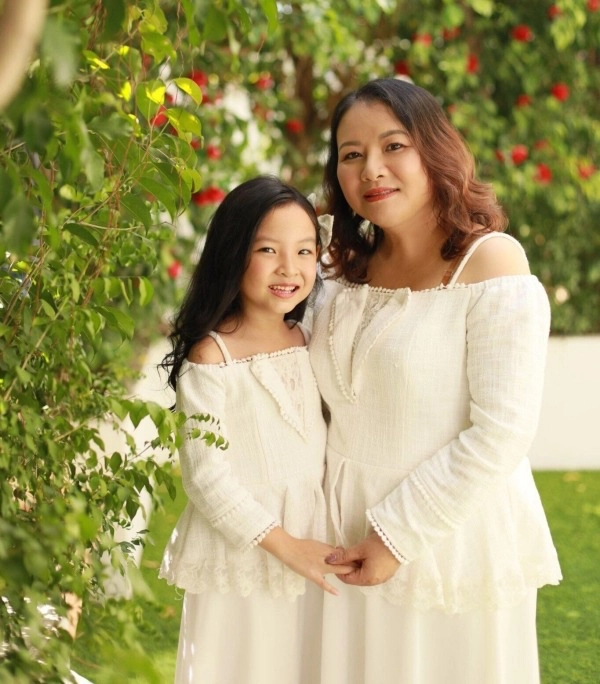 Lúc nhỏ nhút nhát con gái chủ tiệm giặt sấy sài gòn oanh tạc sàn diễn thời trang thượng hải - 1