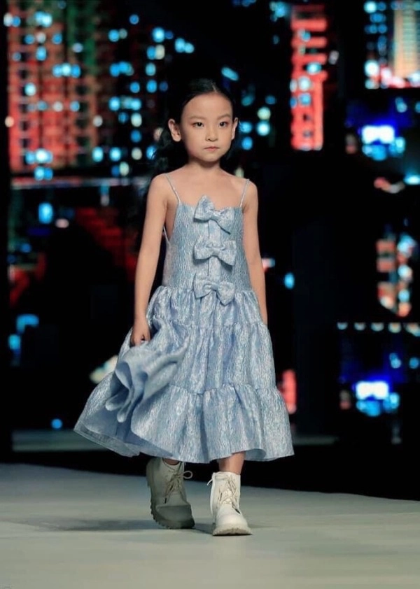 Lúc nhỏ nhút nhát con gái chủ tiệm giặt sấy sài gòn oanh tạc sàn diễn thời trang thượng hải - 3