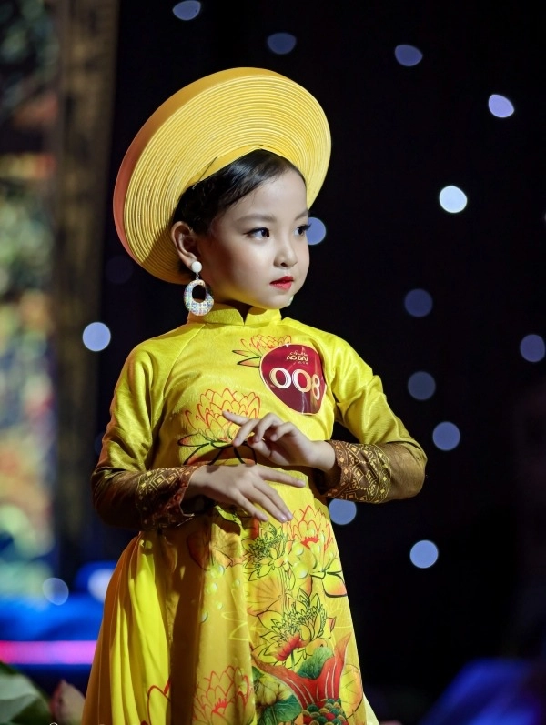 Lúc nhỏ nhút nhát con gái chủ tiệm giặt sấy sài gòn oanh tạc sàn diễn thời trang thượng hải - 4