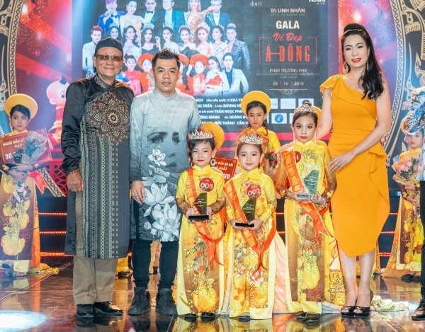 Lúc nhỏ nhút nhát con gái chủ tiệm giặt sấy sài gòn oanh tạc sàn diễn thời trang thượng hải - 7