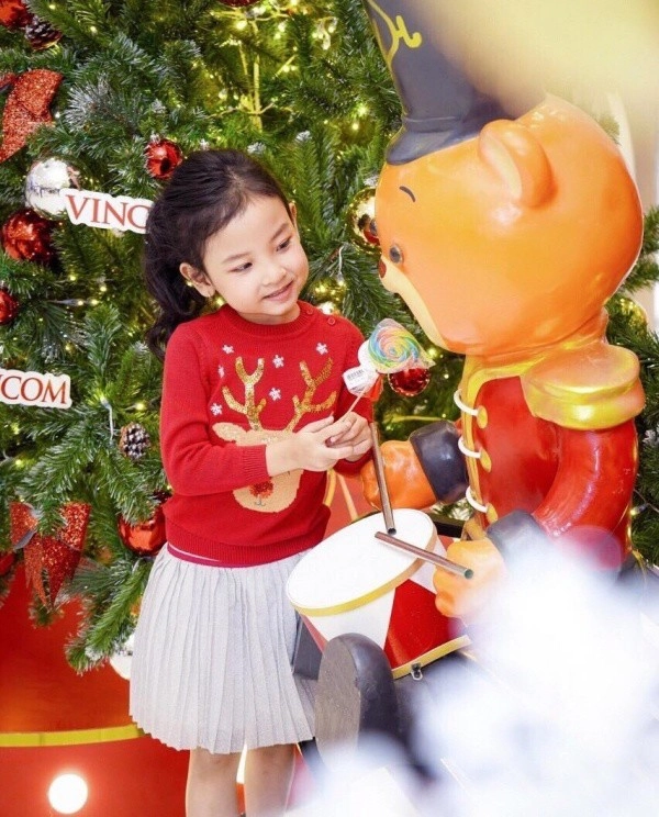 Lúc nhỏ nhút nhát con gái chủ tiệm giặt sấy sài gòn oanh tạc sàn diễn thời trang thượng hải - 9