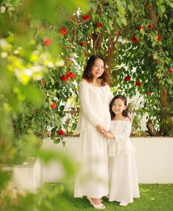 Lúc nhỏ nhút nhát con gái chủ tiệm giặt sấy sài gòn oanh tạc sàn diễn thời trang thượng hải - 10