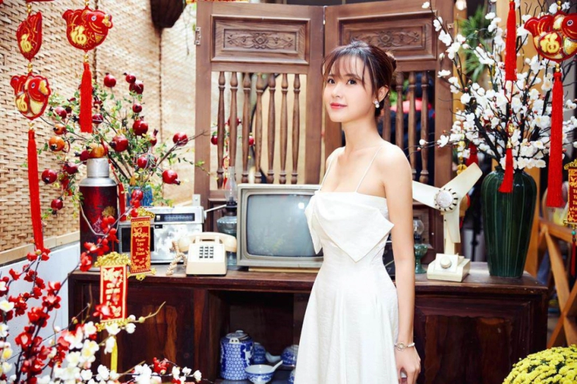 Midu ép cân đến báo động chụp hình khoe thành quả mà xương chân biểu tình - 3