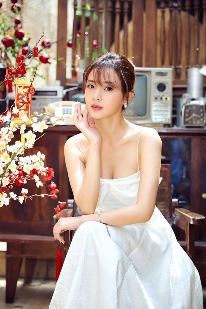 Midu ép cân đến báo động chụp hình khoe thành quả mà xương chân biểu tình - 4