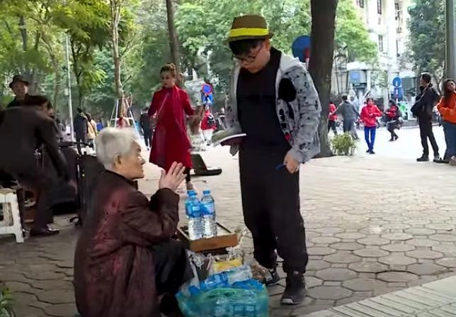 Mua nước gặp bà cụ bị mù bi béo nhàxuân bắc có hành động khiến ai cũng bất ngờ - 2