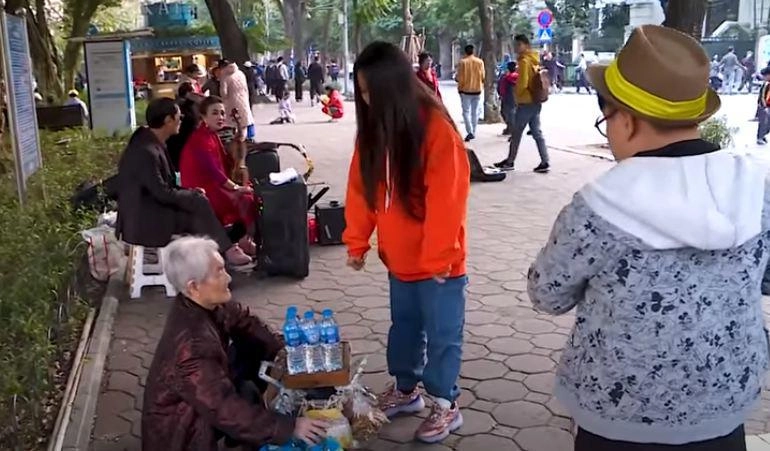 Mua nước gặp bà cụ bị mù bi béo nhàxuân bắc có hành động khiến ai cũng bất ngờ - 3