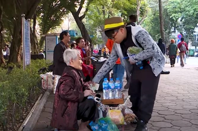 Mua nước gặp bà cụ bị mù bi béo nhàxuân bắc có hành động khiến ai cũng bất ngờ - 4
